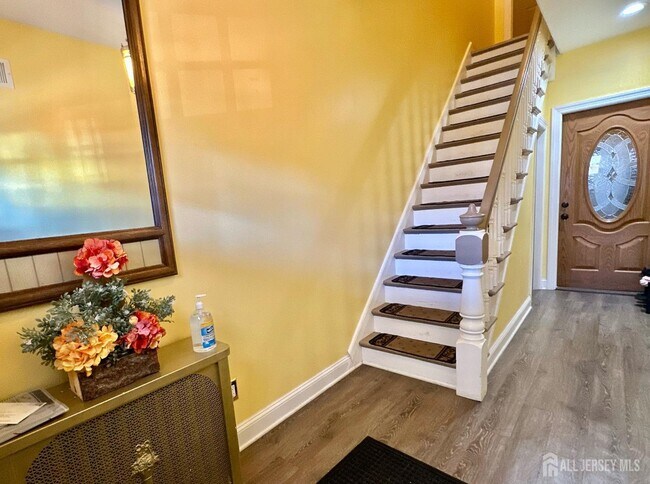 Escaleras al apartamento en el segundo piso. - 66 Atlantic St