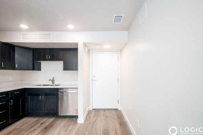 Building Photo - 1032 E 400 S