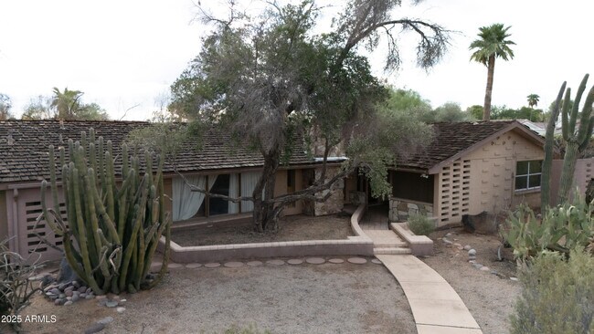 Building Photo - 6701 E Mockingbird Ln