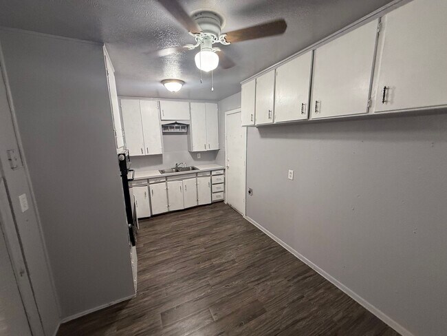 Foto del edificio - Rendon Area; Single-Family home sitting on...