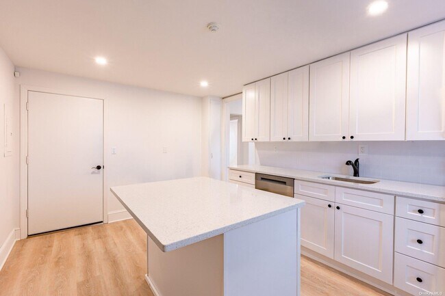 Foto del edificio - 19 Bellport Ln