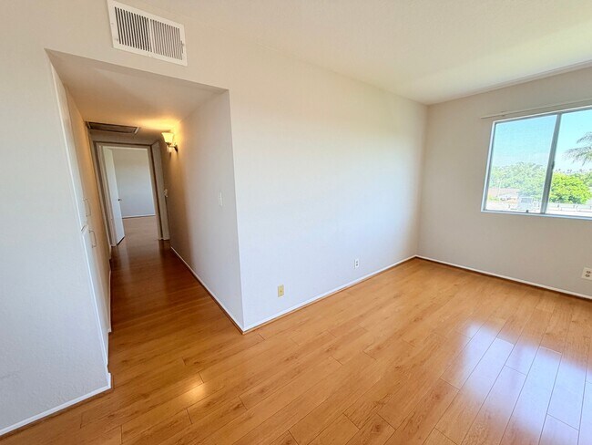 Foto del edificio - 700 E Cedar Ave