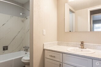 2BR, 1BA - 987SF - Monaco Apartments