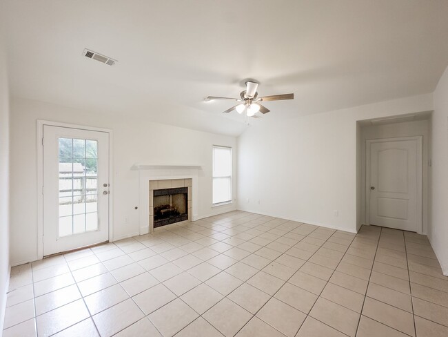 Building Photo - Gorgeous 3 Bed/2 Bath/2-Car Garage in Gree...
