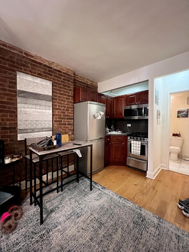 Building Photo - 335 W 85th St
