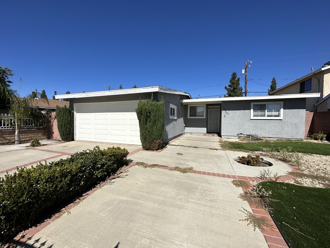 Primary Photo - 11247 Blythe St