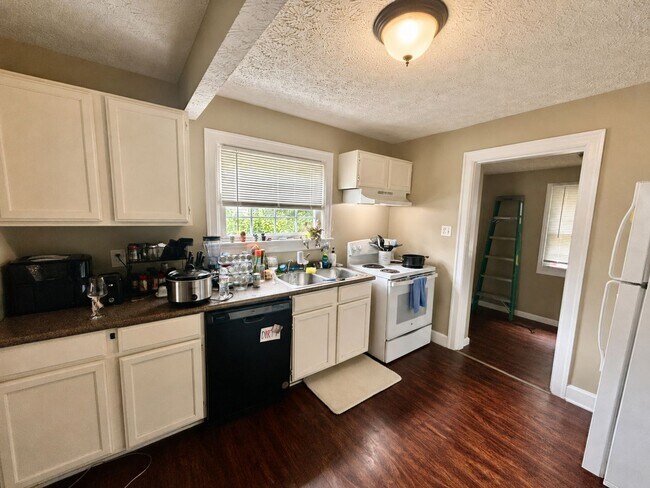 Building Photo - 715 Golfview Dr