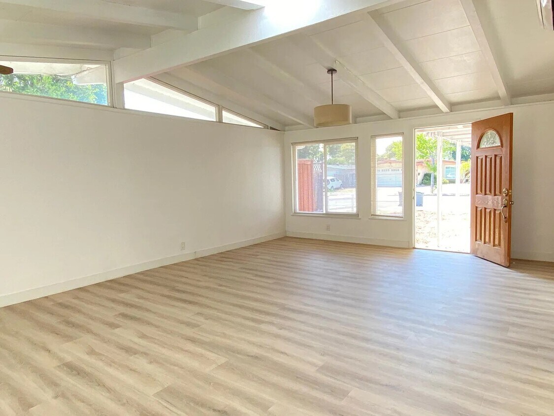 Foto principal - 717 Lakebird Dr