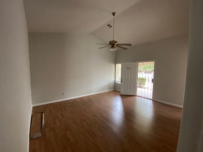 Building Photo - Anne Lane Unit 717, Henderson, Nevada 89015