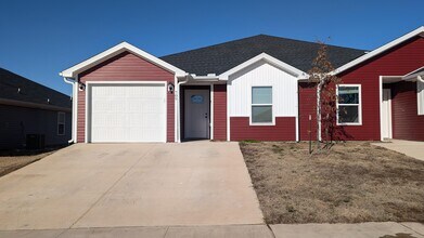 Building Photo - 709 Short Leaf Ln