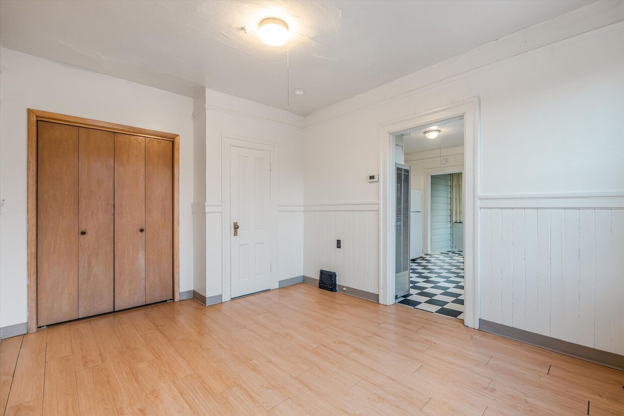 Great deal on a plex in Goose Hollow! - Great deal on a plex in Goose Hollow!