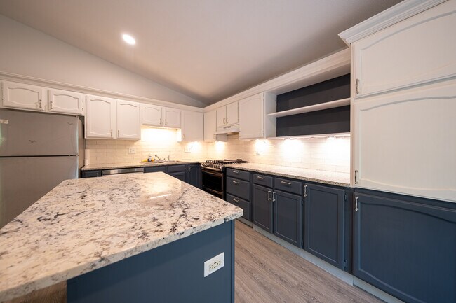 Building Photo - 10280 Tarn Cir