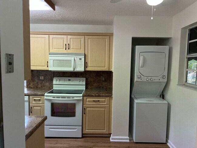 Building Photo - 6622 Via Regina