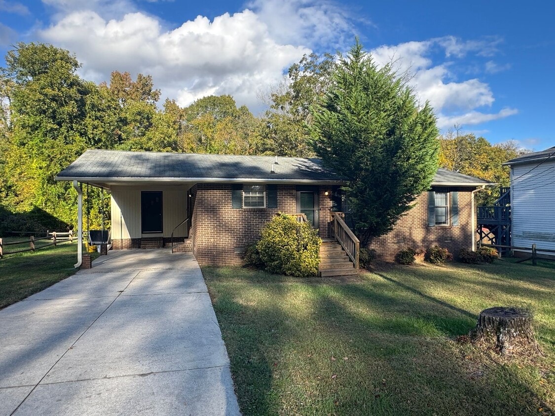 Foto principal - Statesville Downtown - 3BR/1.5BA