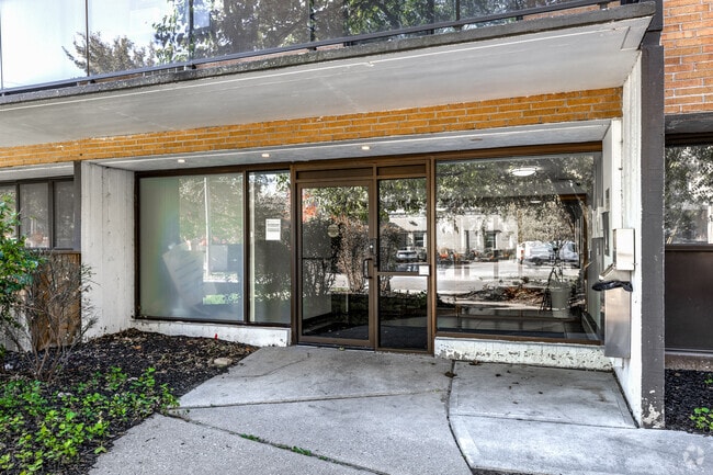 Entrance - 498 Queens Avenue
