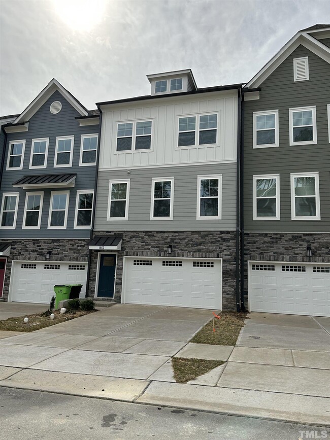 Building Photo - 1852 Fahey Dr