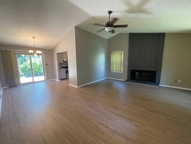 Foto del edificio - 4425 Hollyhock St