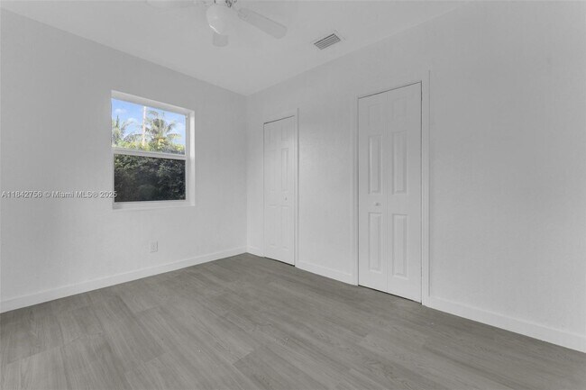 Foto del edificio - 8096 NW 4th Ave