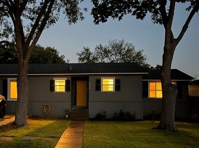 Foto del edificio - 3-Bedroom + Flex Space in Quiet Neighborho...