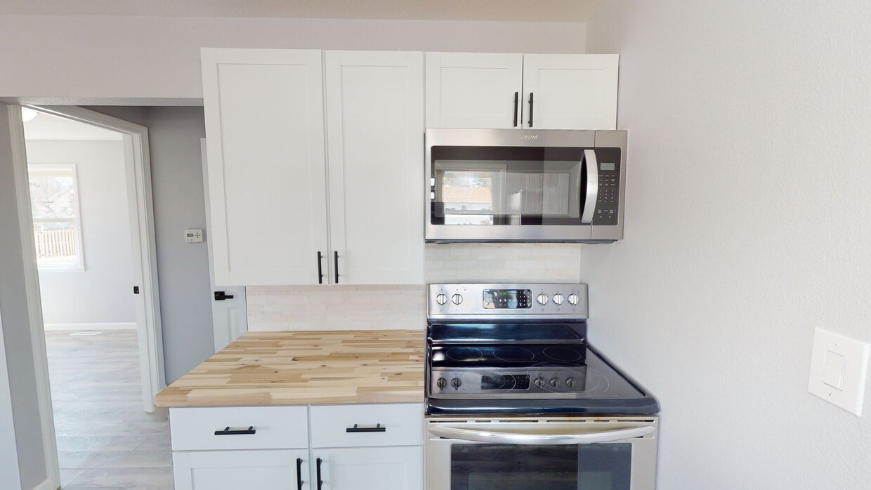 Foto principal - 223 E 5th St