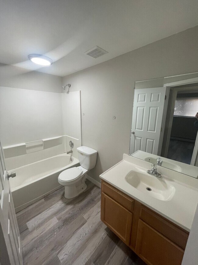 Foto del edificio - Huge 2 Bedroom 1 Bath Located Just Outside...