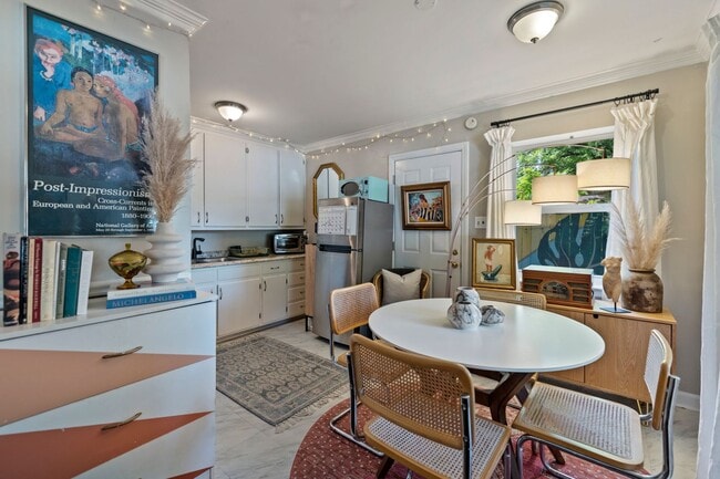Building Photo - Available Early July! 2 Bed Duplex In The ...