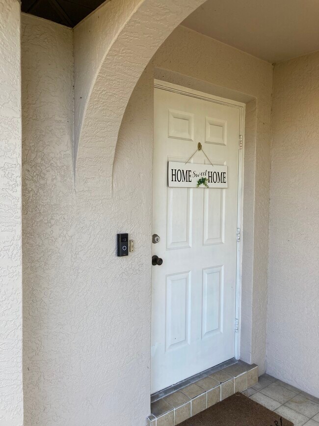 Puerta principal - 901 SE 29th St