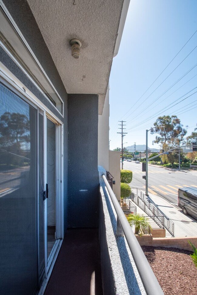 Building Photo - 11315 Moorpark St
