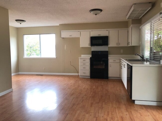 Building Photo - 708 Saturn Way