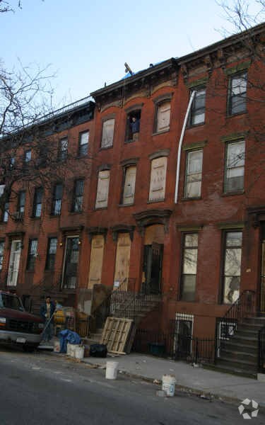 Building Photo - 584 Pacific St