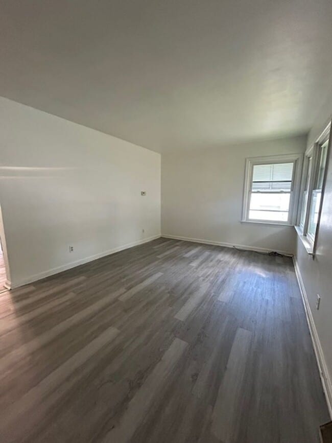Building Photo - Bright Cape w/ Sunroom, Central Air, Big B...