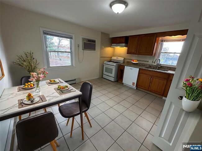 Building Photo - 368 New St