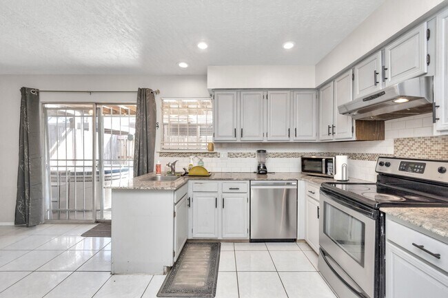 Foto del edificio - 5837 W Sunforest Dr