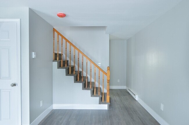 Foto del edificio - 1049 Pleasant St