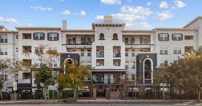 Building Photo - Iconic on Alvarado