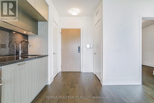 Photo du bâtiment - 585-3585 Bloor St E