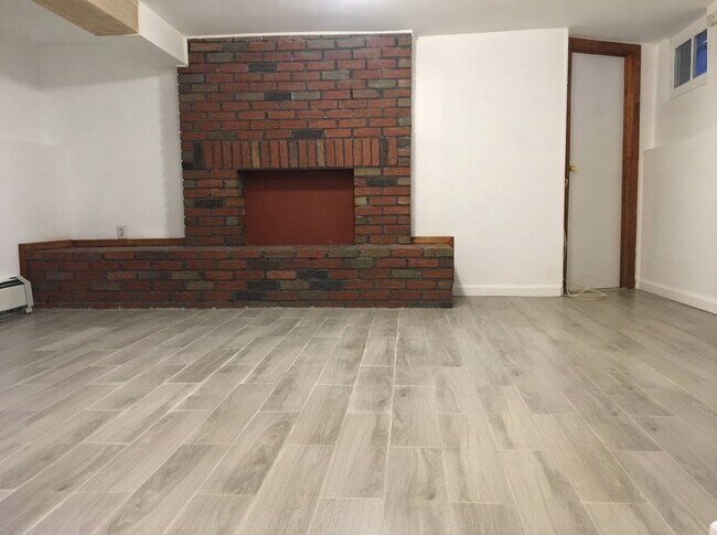 Foto del edificio - 427 E 3rd St
