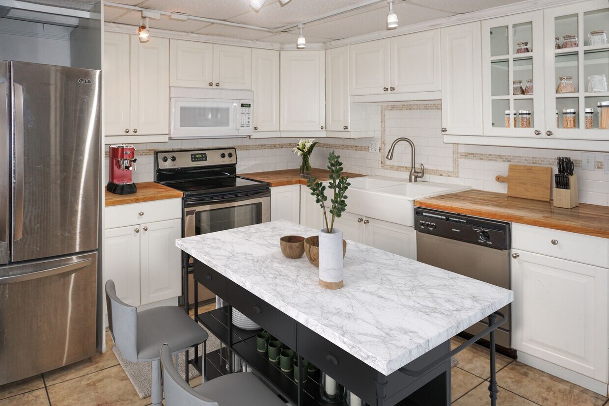 Foto principal - Charming 4-Bedroom Twin Home in Prime Wayn...