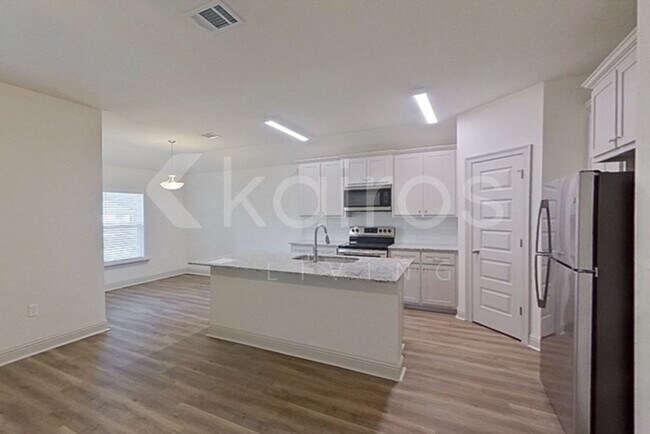 Foto del edificio - 8049 Hendrick Dr