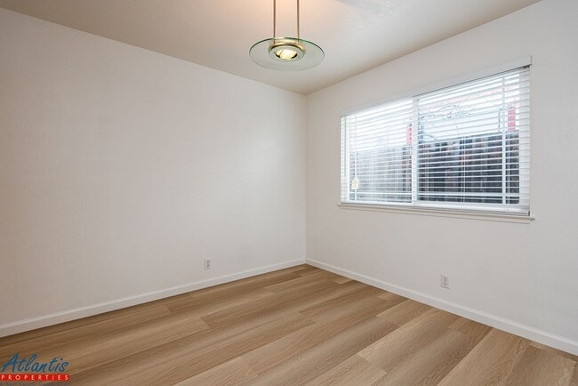 Building Photo - Beautiful & Spacious Home | LVP Flooring |...