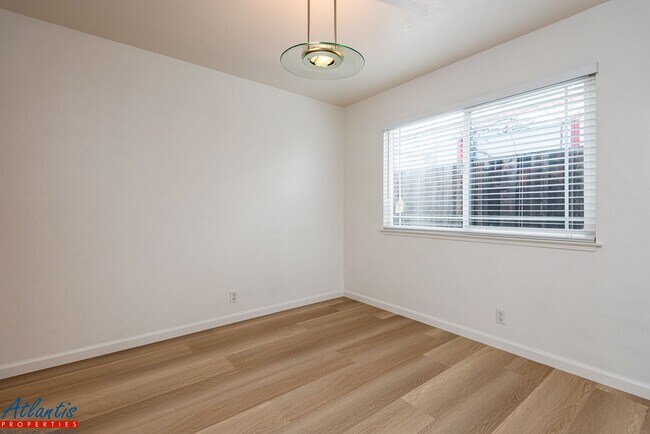 Foto del edificio - Beautiful & Spacious Home | LVP Flooring |...