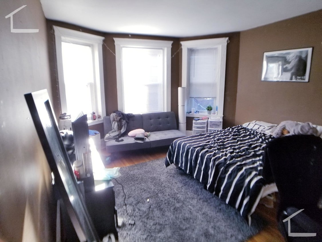 Primary Photo - 158 Kelton St