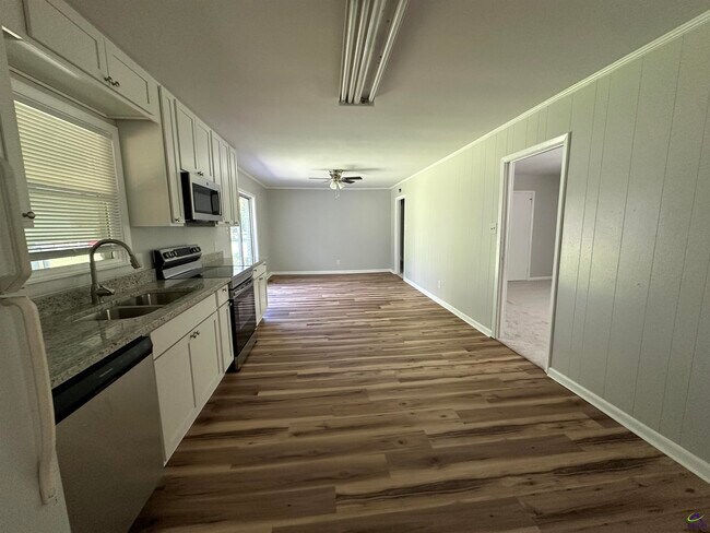 Building Photo - 1021 Greenwood Dr