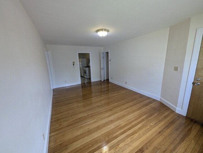 Building Photo - Charming 1st Floor Apartment in Convenient...