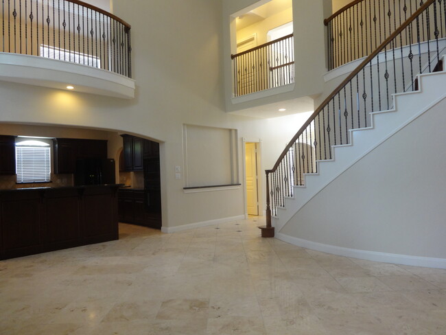 Building Photo - 4915 Kings Way