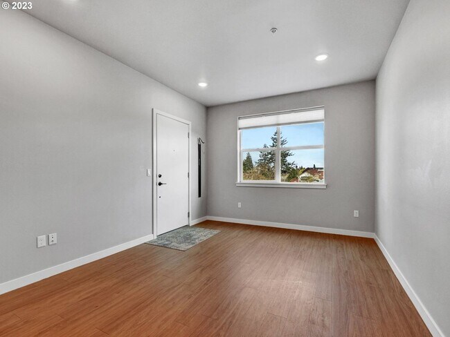 Building Photo - Contemporary 1 Bed  1 Bath Condo in N. Por...