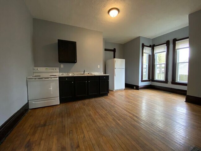 Foto del edificio - 1 bedroom MAIN floor apartment in Niles