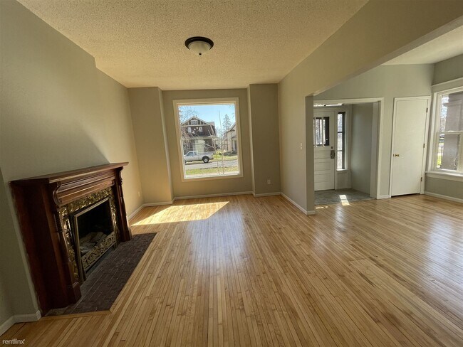 Building Photo - 6 br, 2 bath House - 1715 Hughitt Ave