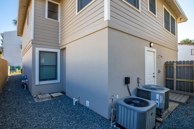 Building Photo - Renovated Beach House