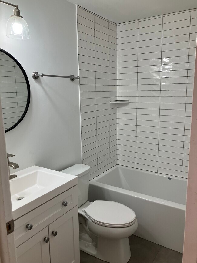 baño - 922 S Lake St